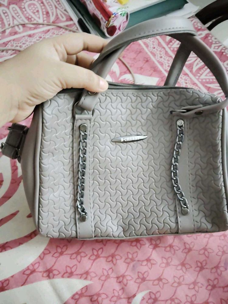 28.Stylish Textured Handbag