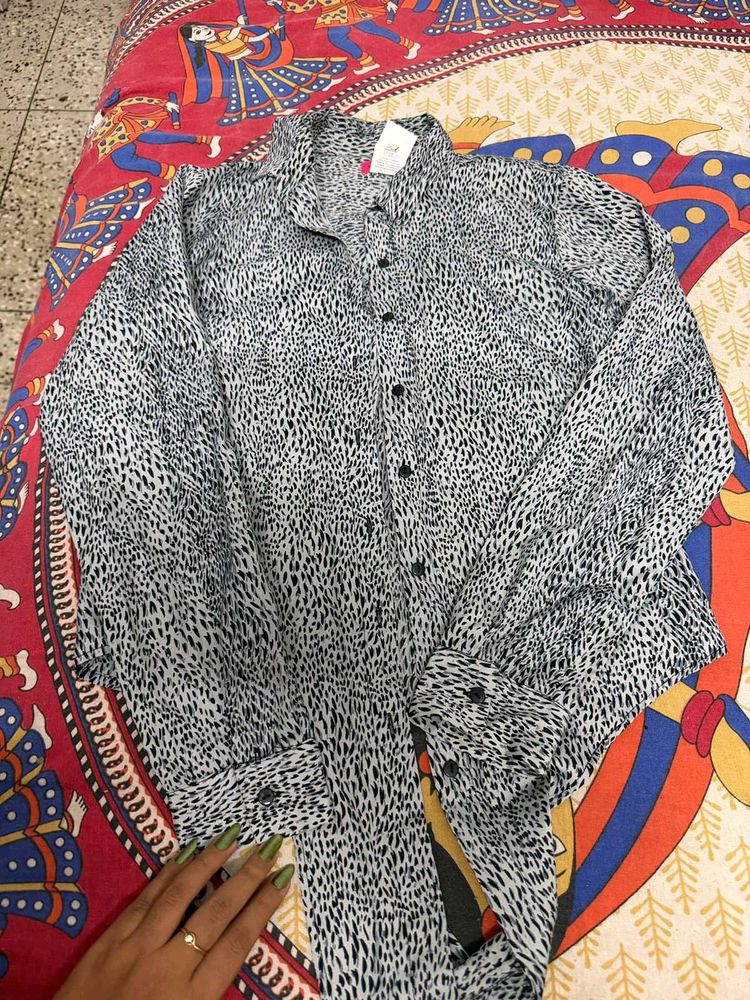Chic Leopard Print Button-Up Shirt