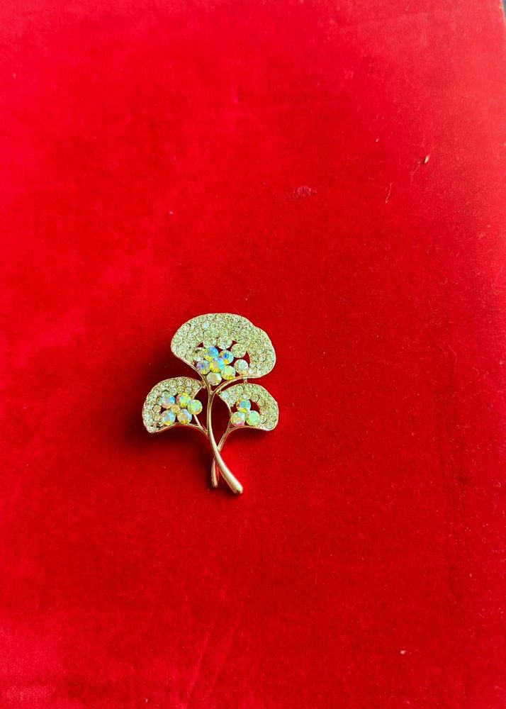 Sparkling Brooch with Crystal Pin