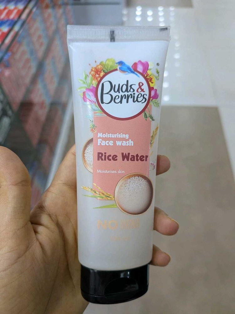 Buds &amp; Berries Moisturising Face Wash