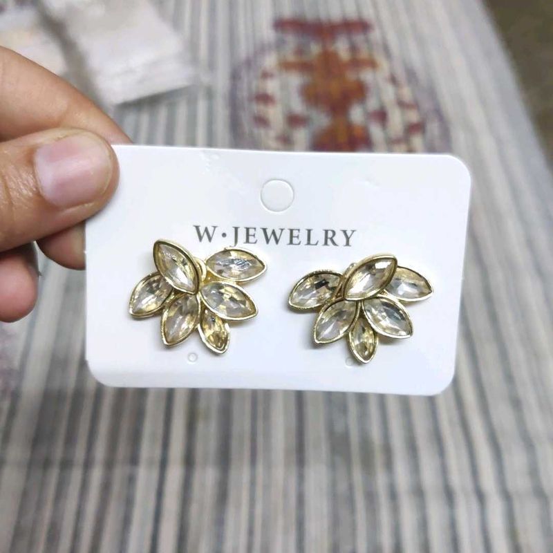 W Jewelry Gold Flower Earrings