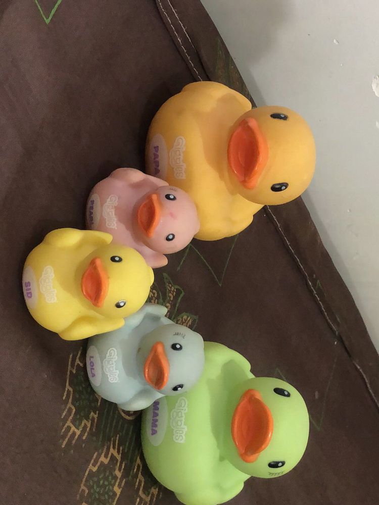 Giggle brand Set of 5 Rubber Ducks - Mama, Papa, L