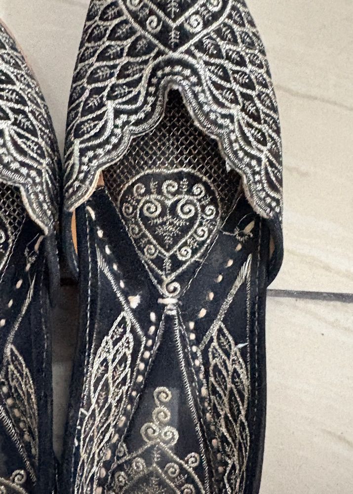 Embroidered Black Juttis/Mojaris