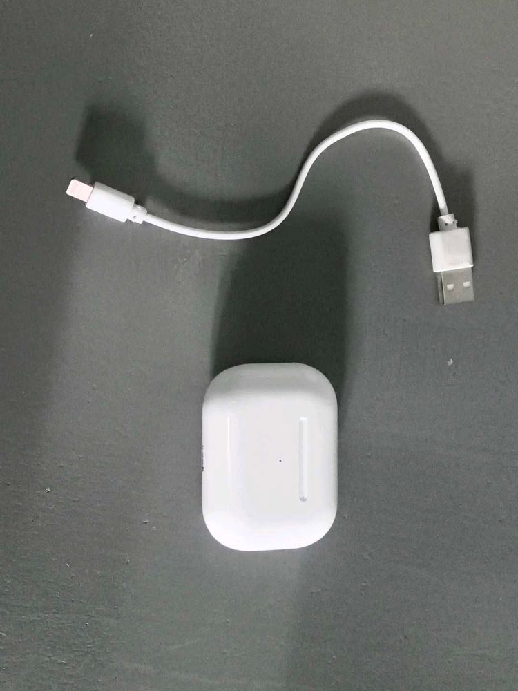 White Wireless Earbud Charging Case &amp; Cable