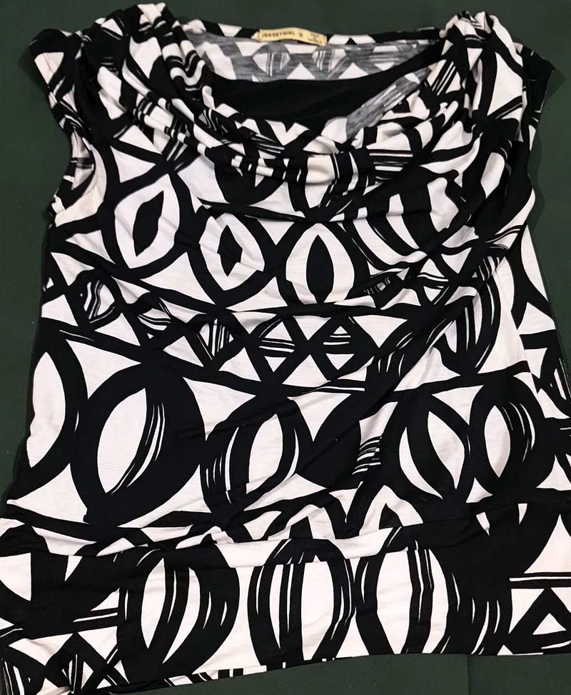 Stylish Black &amp; White Abstract Print Top