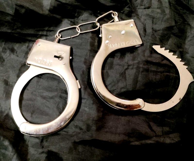 Metal Handcuffs 👮🚔🚨 For police play game