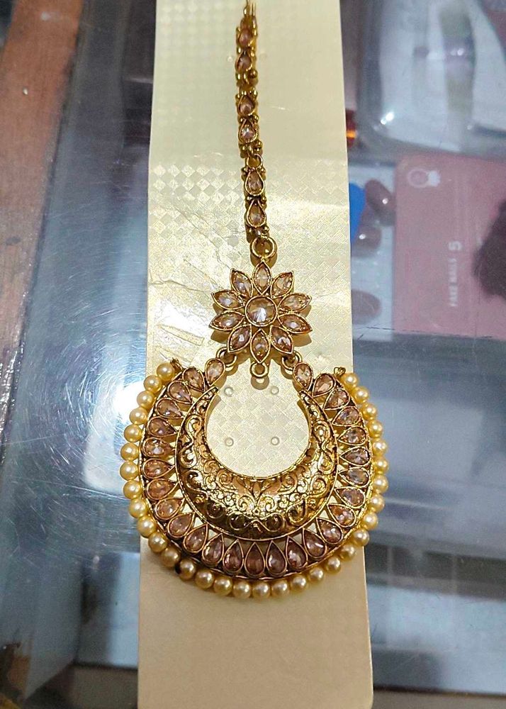 Exquisite Maang Tikka with Pearls