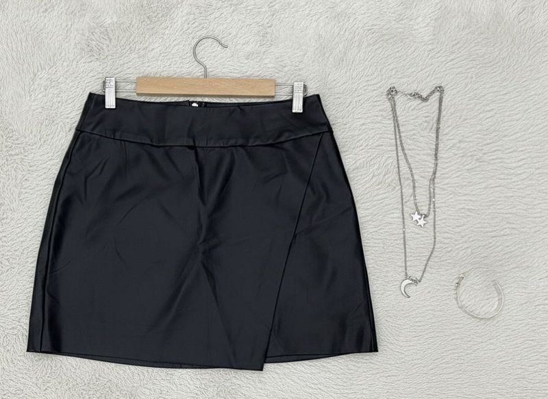 🖤 Bold, sleek &amp; effortlessly chic.Black faux leat