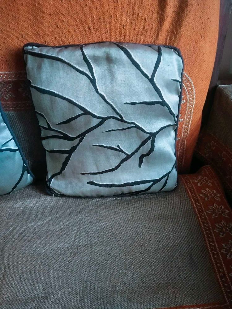 4 Cushion Covers +Cushions