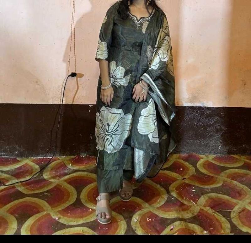 Elegant Floral pakistani Kurta Set with Dupatta