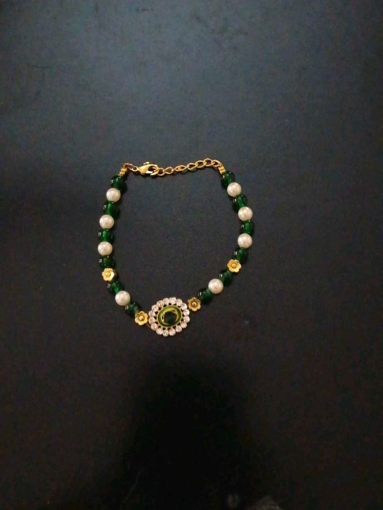 Elegant Green &amp; Pearl Bracelet