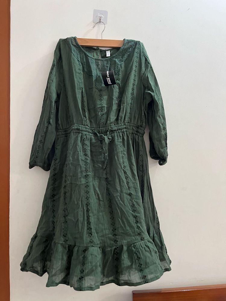 Fame forever by lifestyle green dress. Size L. kne