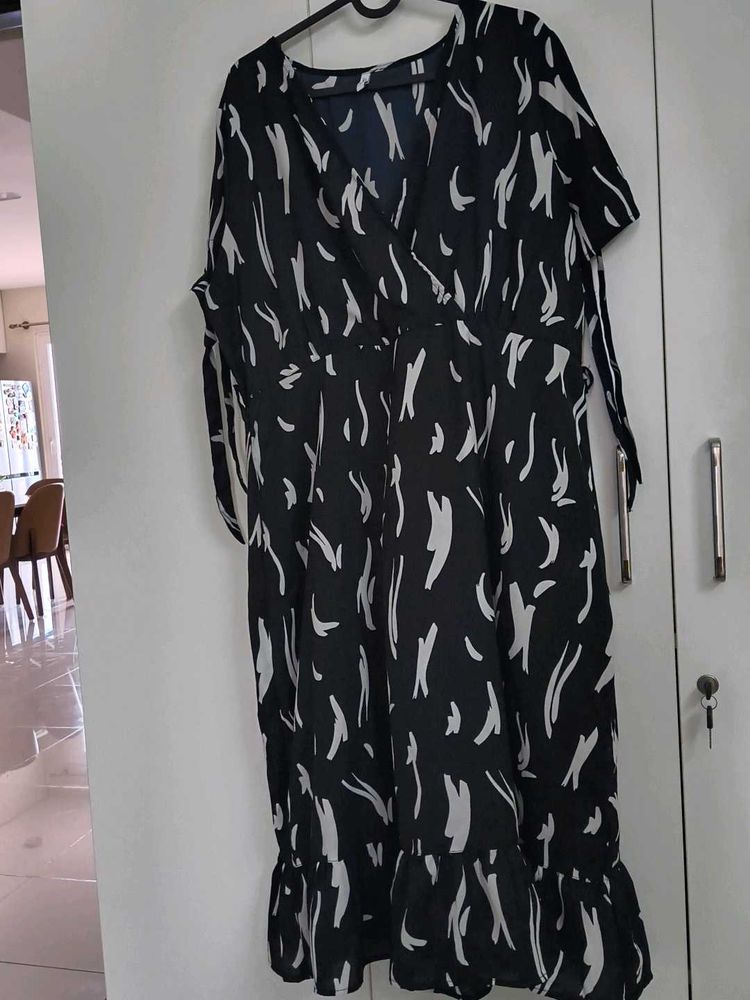 Stylish Black &amp; White Print Midi Dress