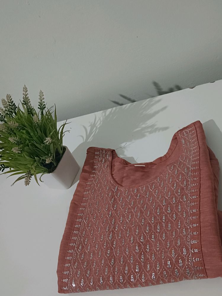 Lightly Embroided Kurtha