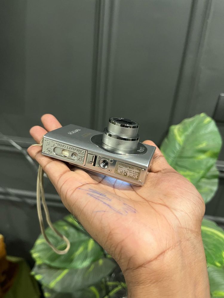 Canon ixus 85  Digital Camera