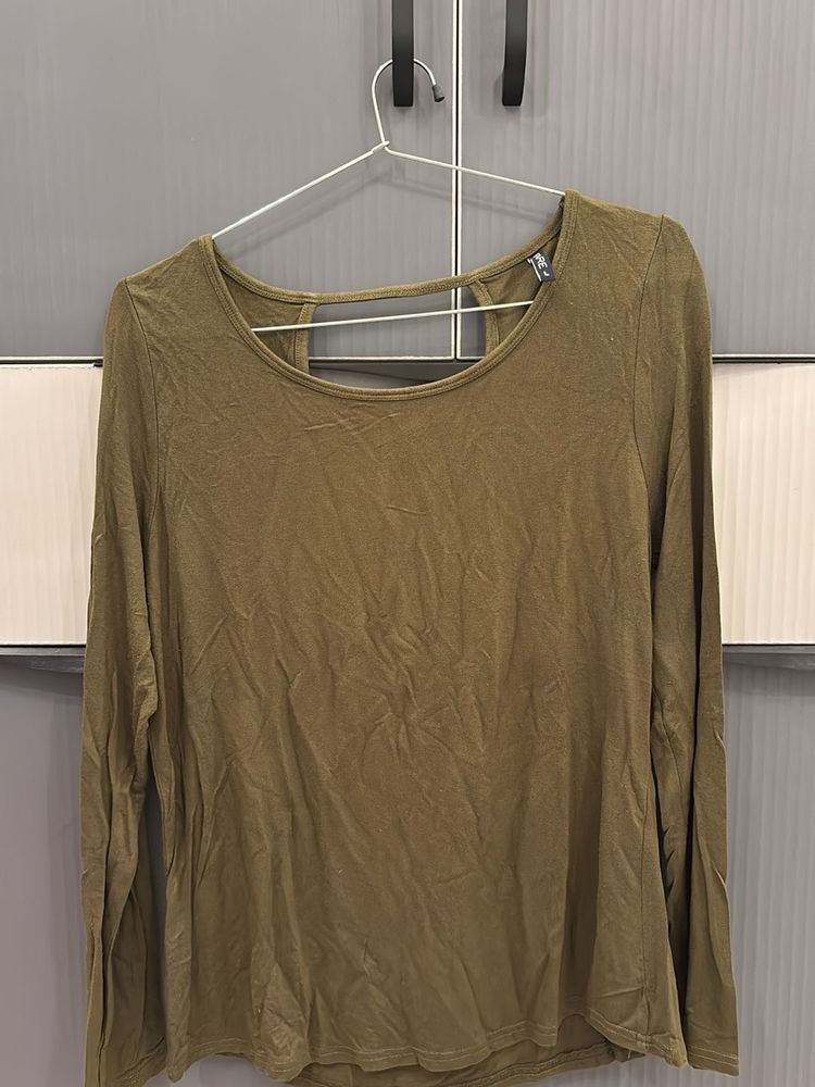 olive green 🤌🏾🔥Solid body fitted top