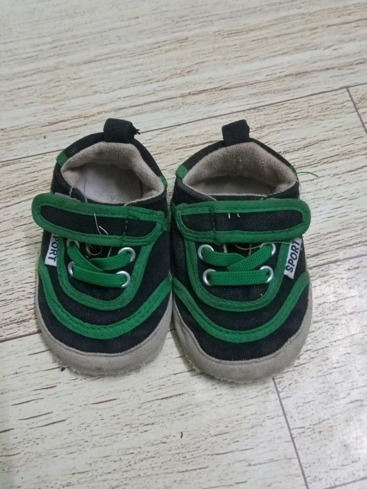 Cute Black &amp; Green Sneakers