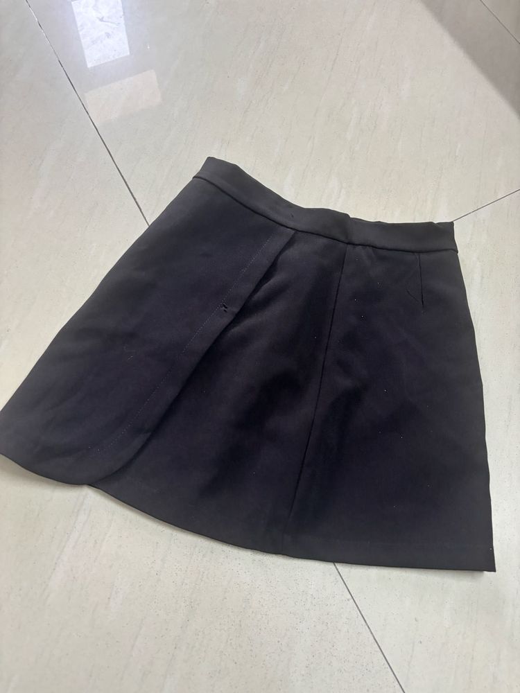Chic Black A-Line Mini Skirt