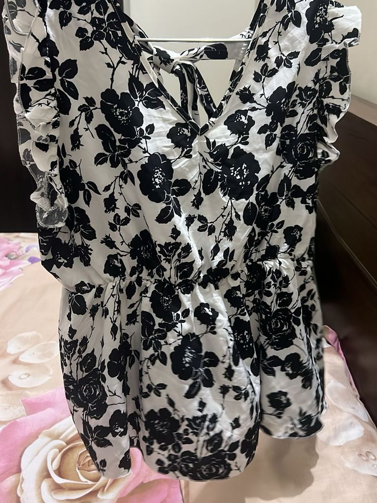 Chic Black &amp; White Floral Top