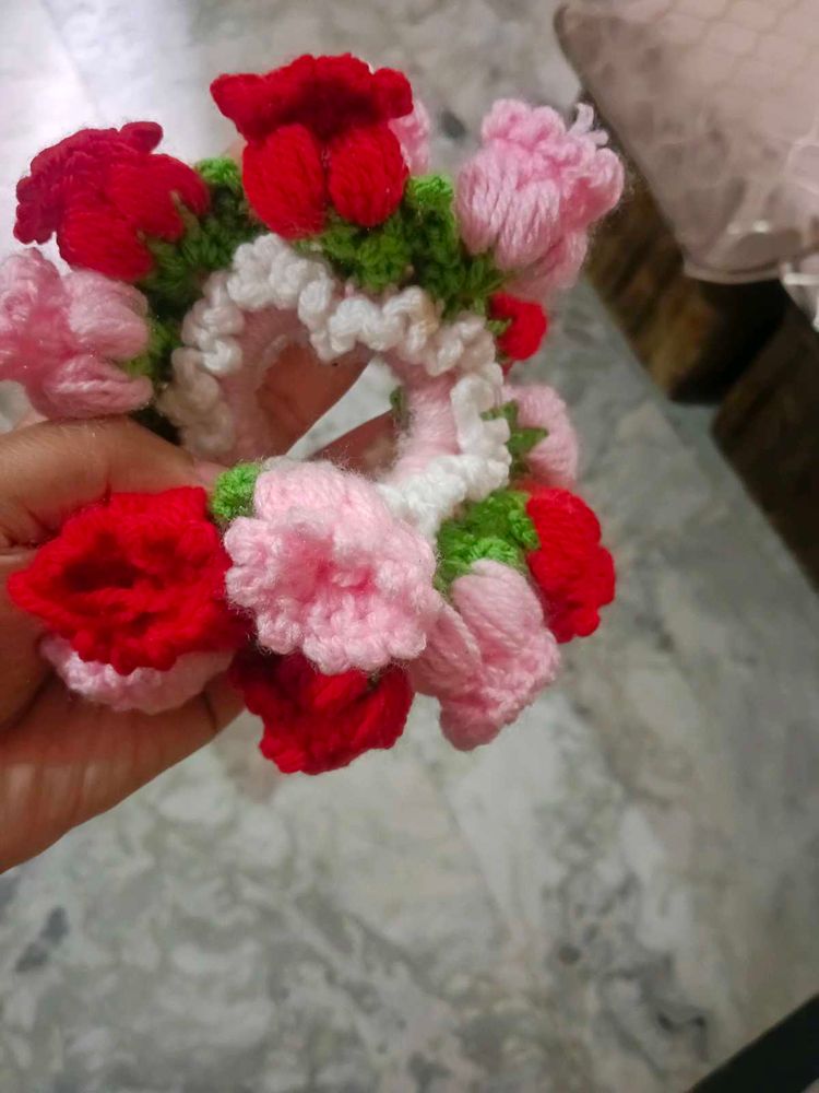 Handmade Floral Scrunchie om