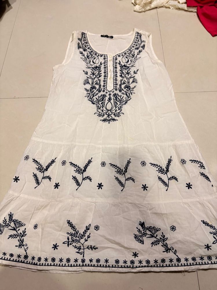 Embroidered White Sleeveless Kurta