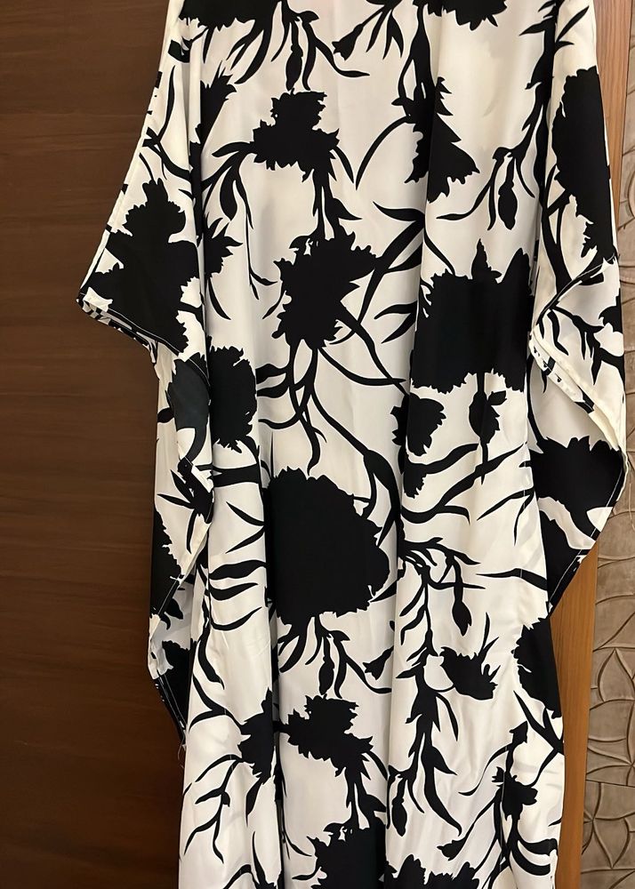 Chic Black &amp; White Floral Kaftan Size XL