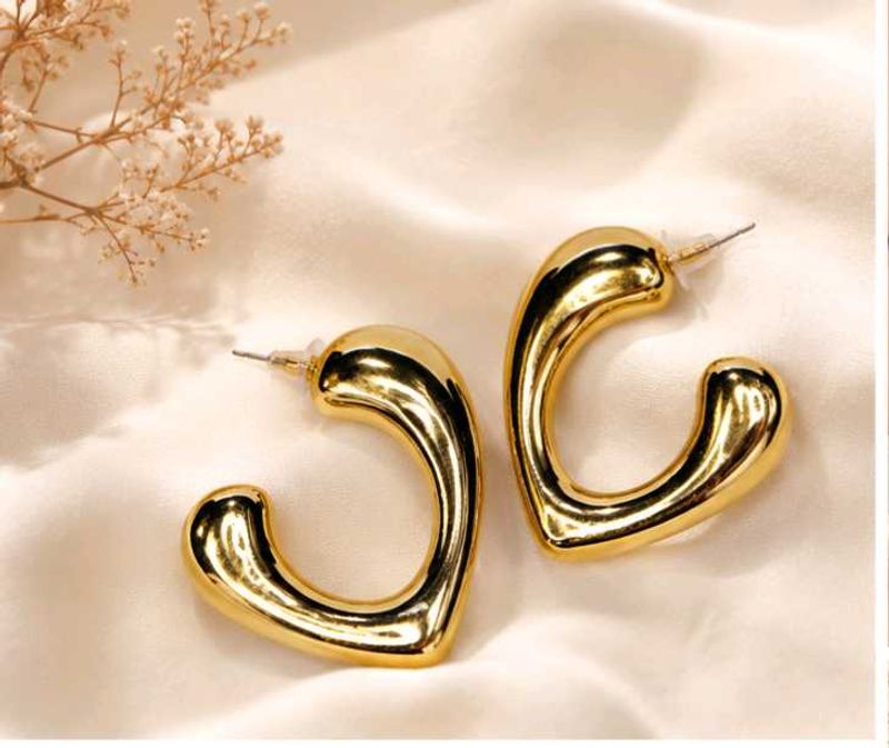 Chic Gold Heart Hoop Earrings