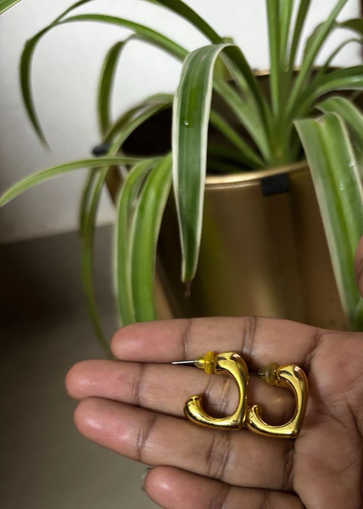 Chic Gold Heart Earrings