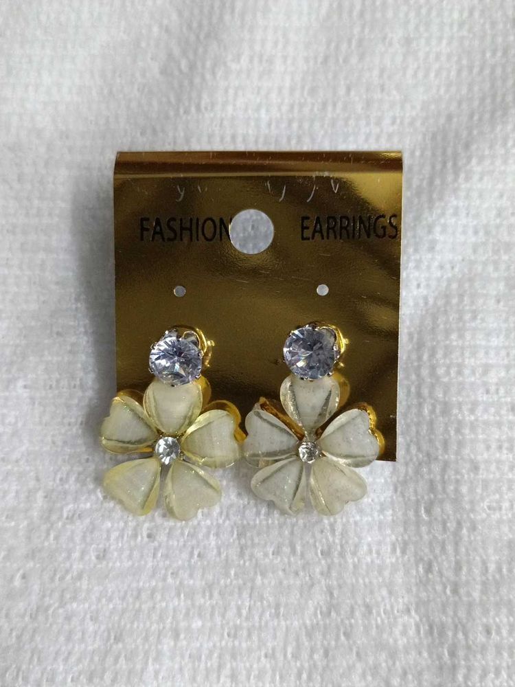 Combo of floral earring with butterfly claw clip