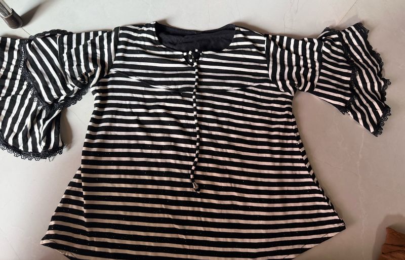 Striped bell sheeves top