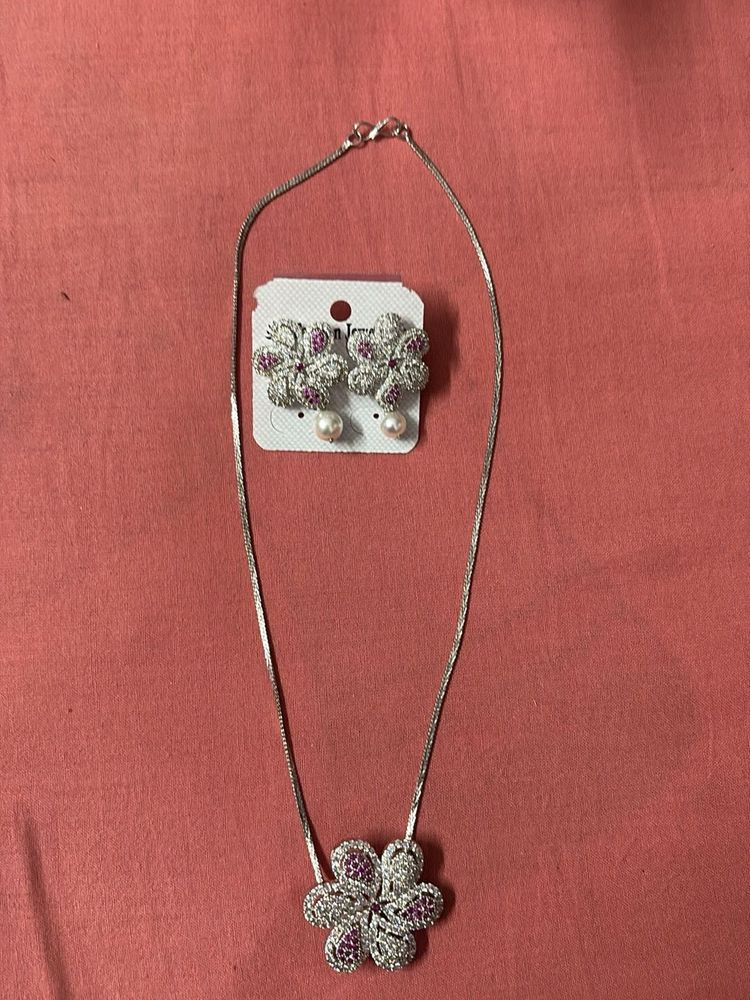 Stunning Flower Necklace &amp; Earring Set