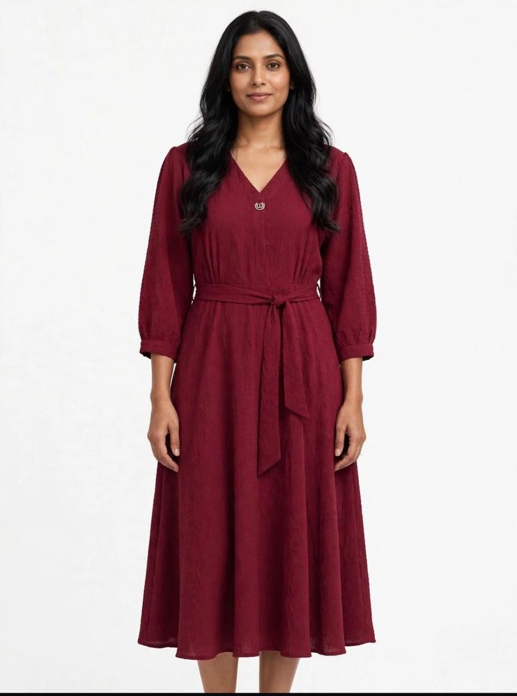 🍷✨ BURGUNDY TEXTURED V-NECK BELTED MIDI DRESS