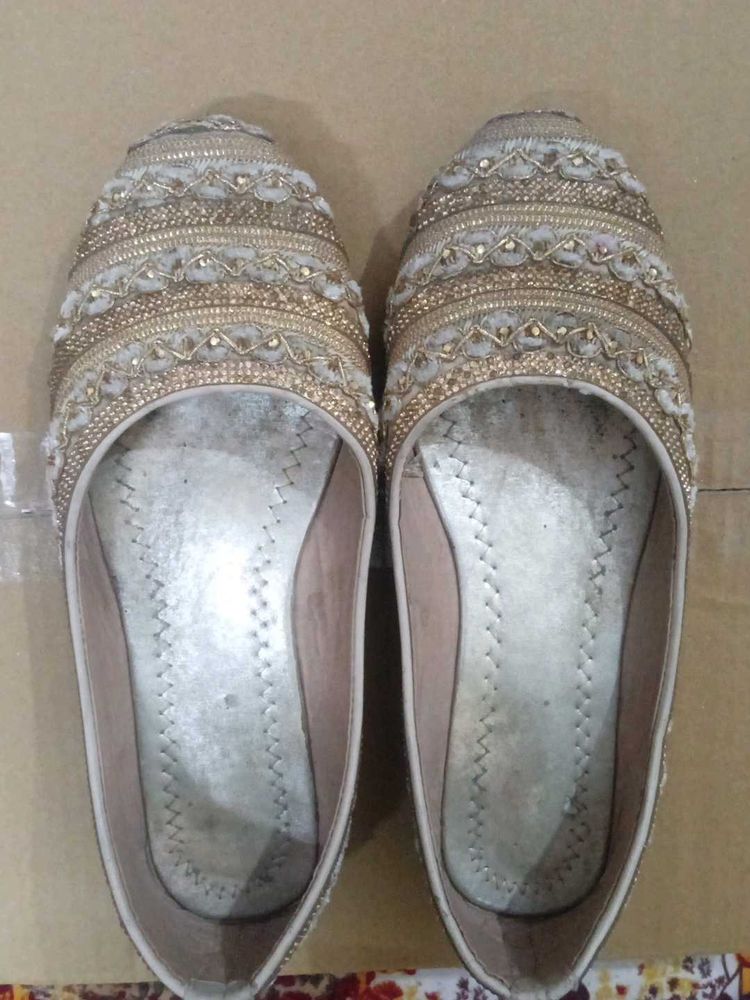 Embellished Juttis/Mojaris