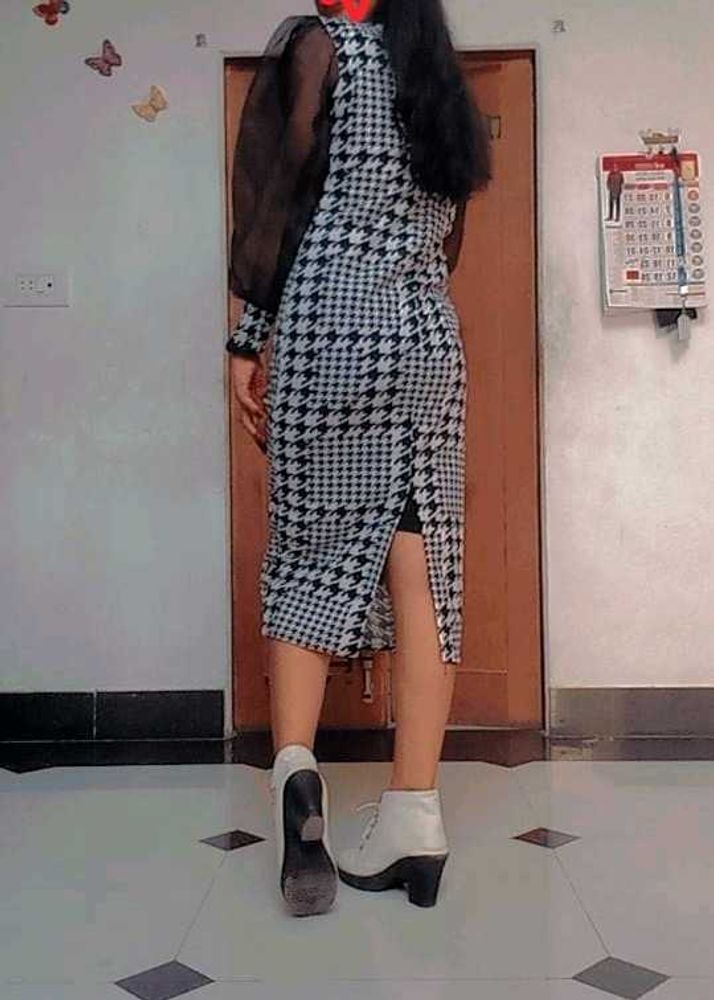 Chic Houndstooth Midi Dress