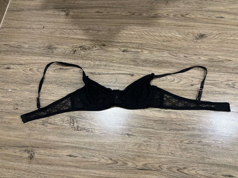 Black underwire push-up bra