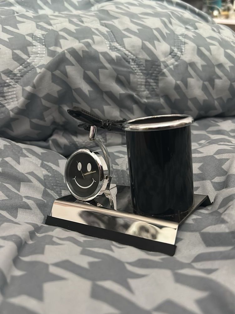 Cute Smiley Face Desk Clock &amp; Pen Holder Set