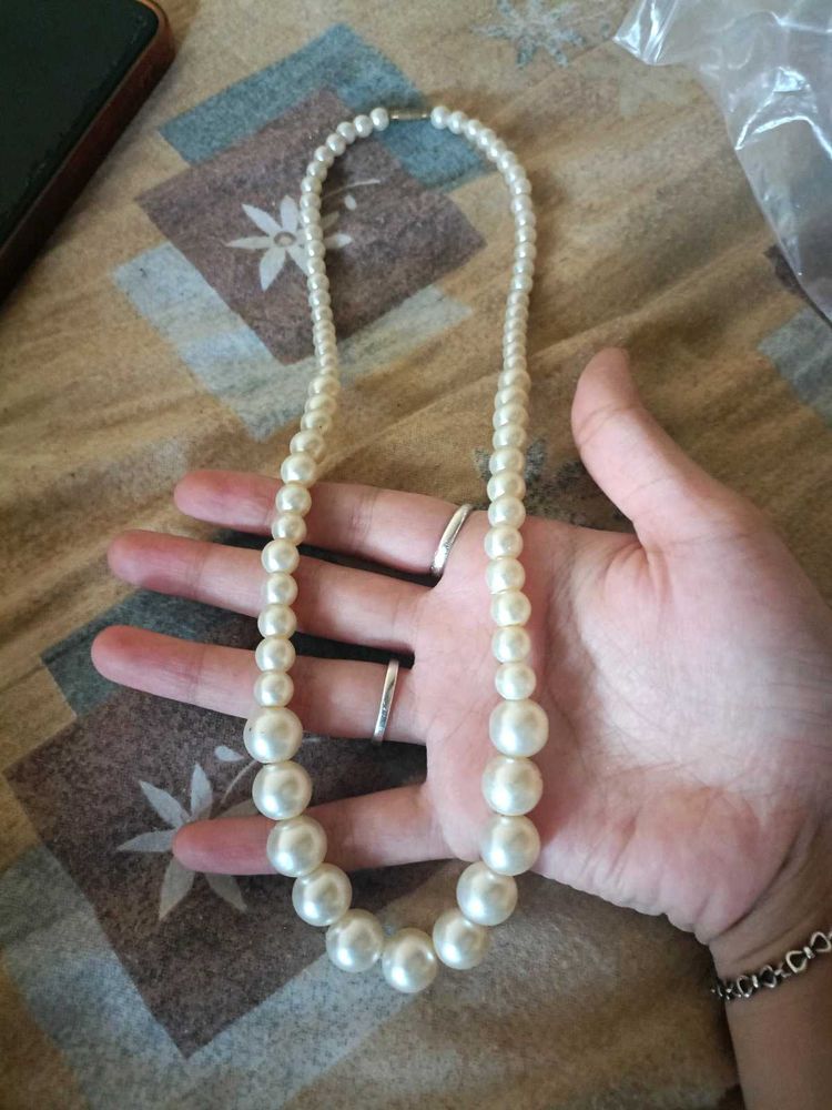 Elegant Faux Pearl Necklace