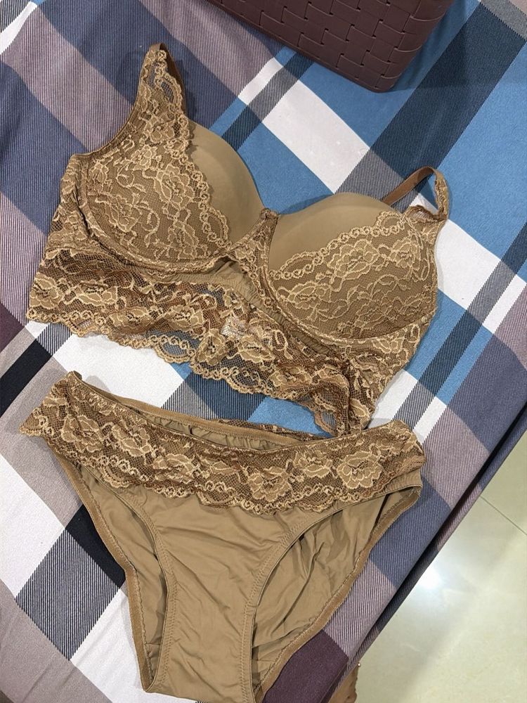 brand new Elegant Lace Bra &amp; Panty Set 40c