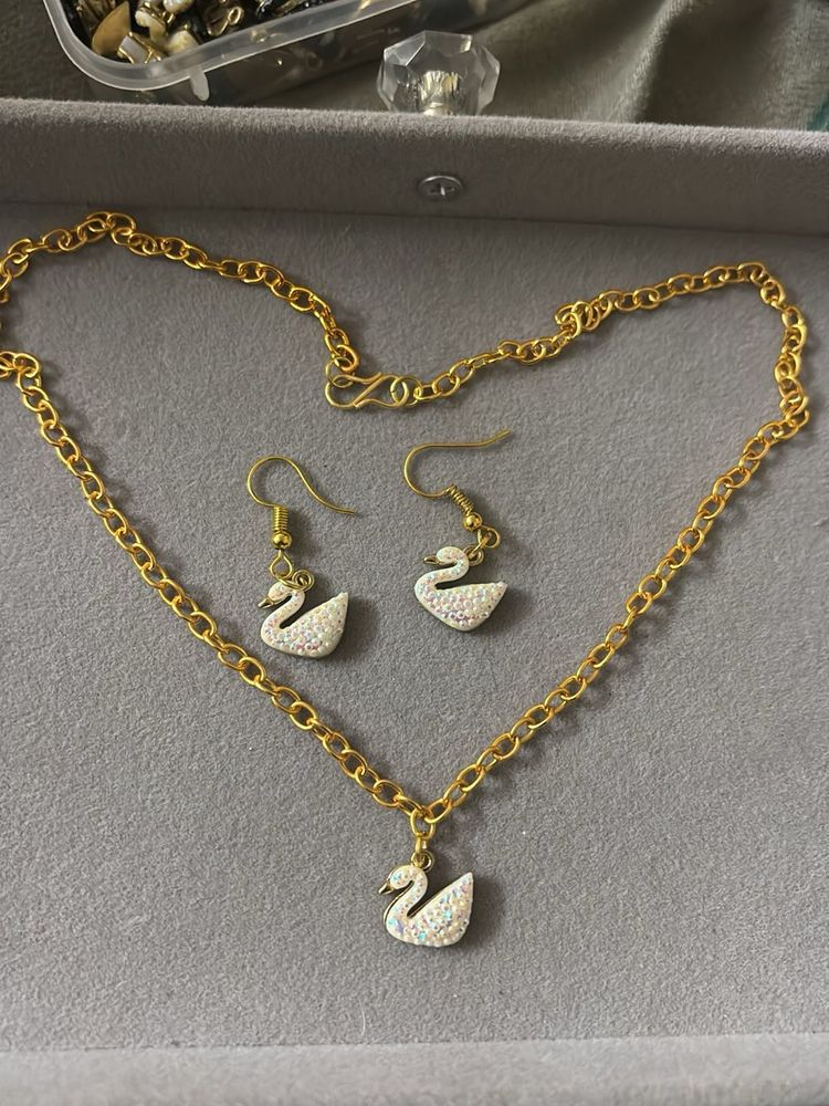 Charming Swan Necklace &amp; Earring Set