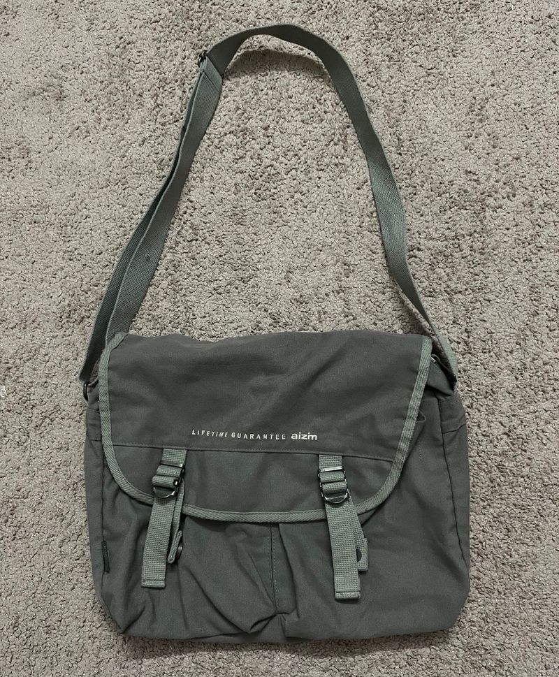 Vintage utility messenger bag 💼
