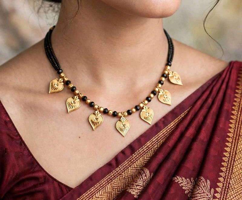 Elegant Gold Leaf Pendant Necklace
