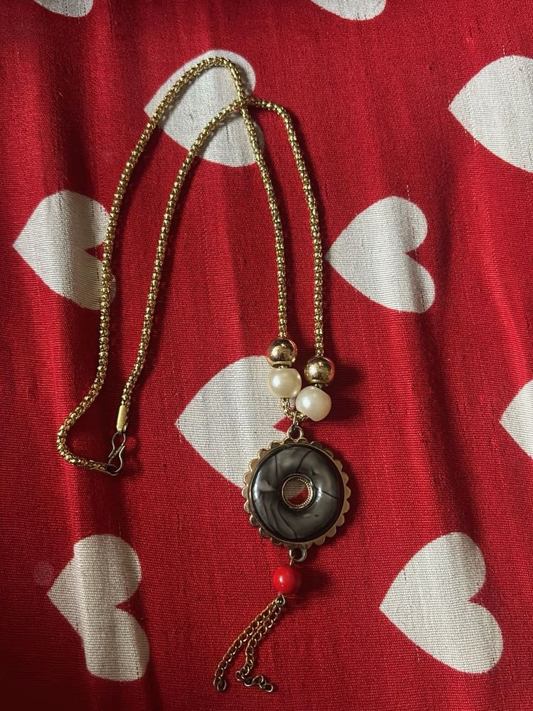 Elegant Gold Toned Pendant Necklace