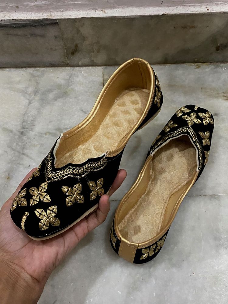 Embroidered Black Juttis