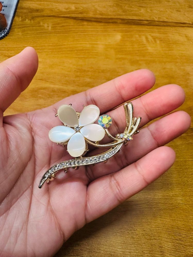 Elegant Flower claw with Crystals premium
