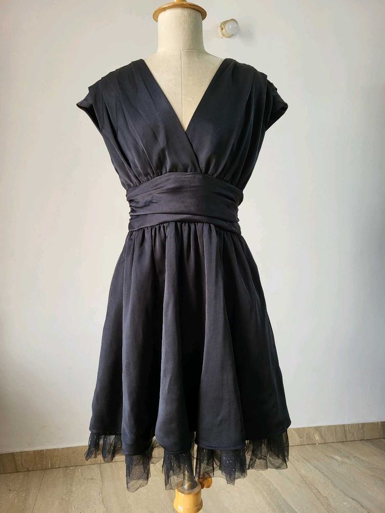 Elegant Black V-Neck Dress with Tulle Hem