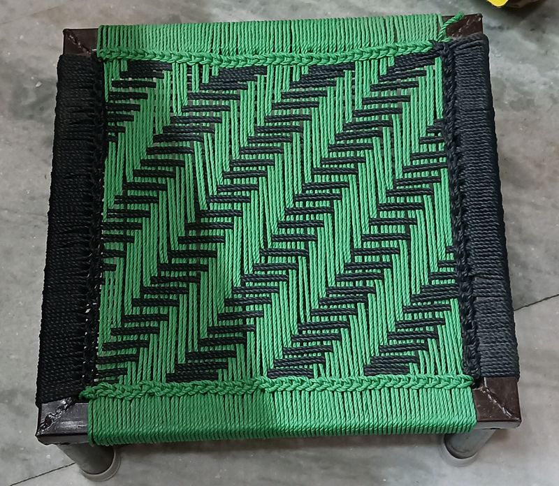 DESI IRON STOOL (PEDDI)