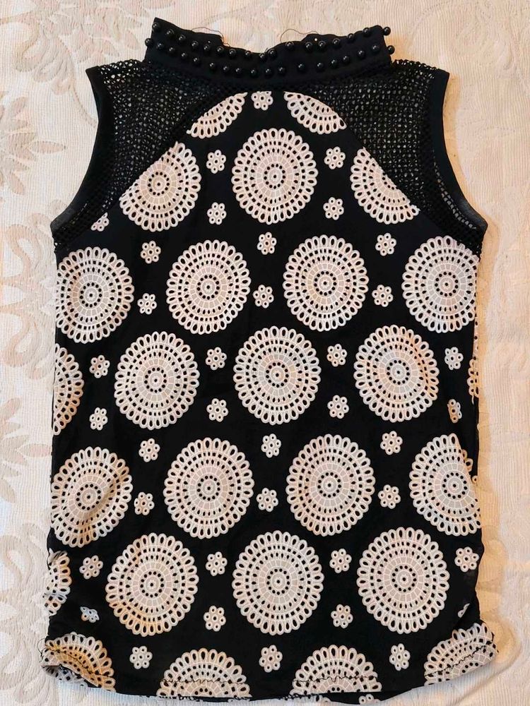 Chic Black &amp; White Embroidered Sleeveless Top