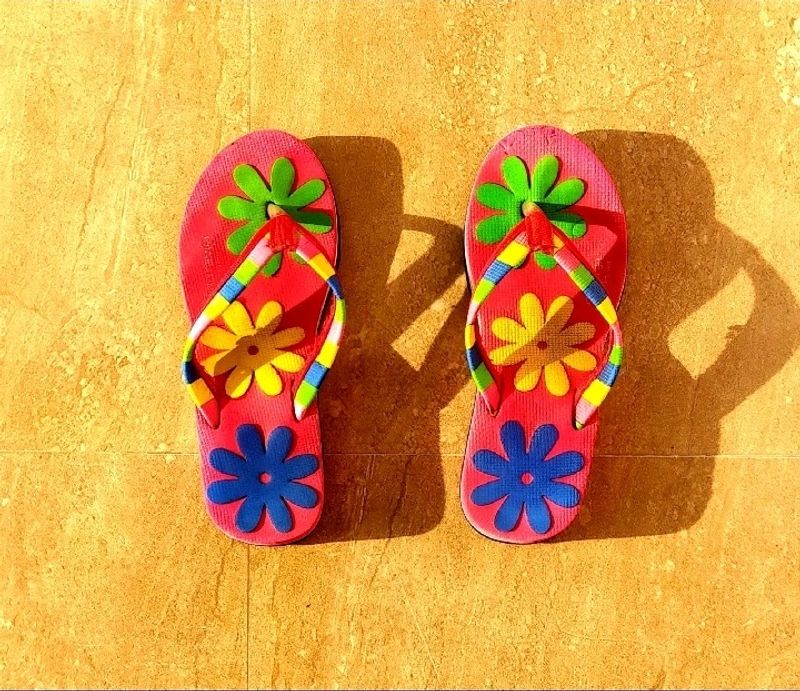 IT IS A COMBO OF NEW WOMEN'S FLIPFLOPS......