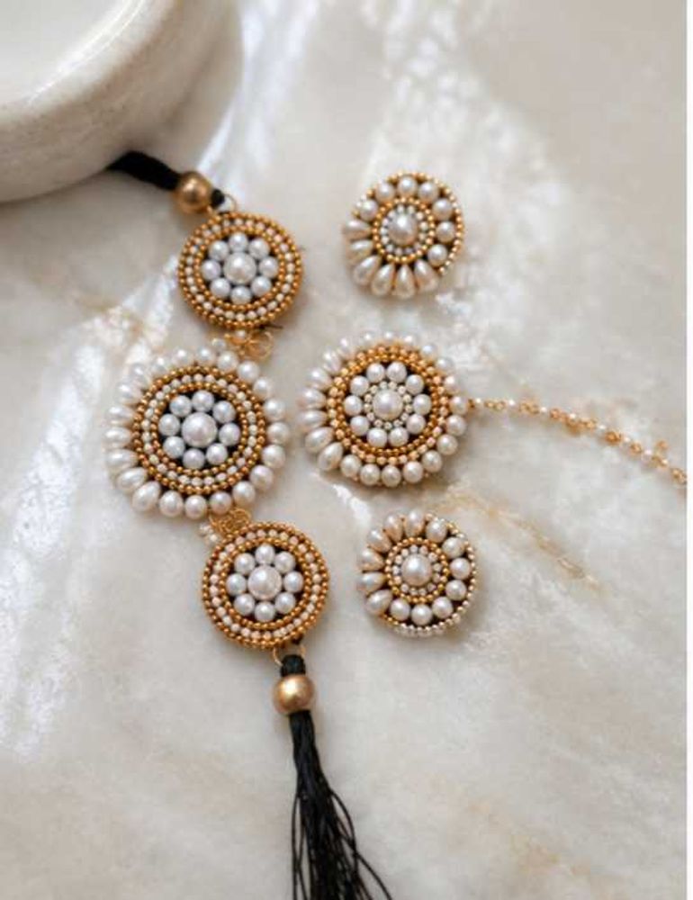 Exquisite Pearl &amp; Gold Toned Jewellery Set