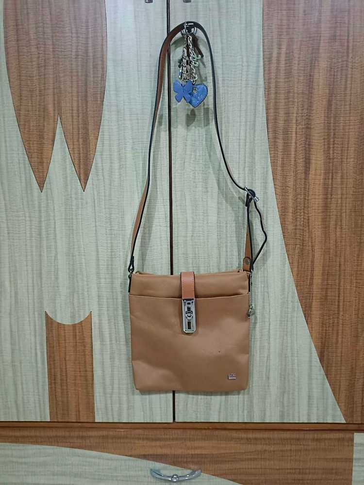 Stylish Tan Leather Crossbody Bag